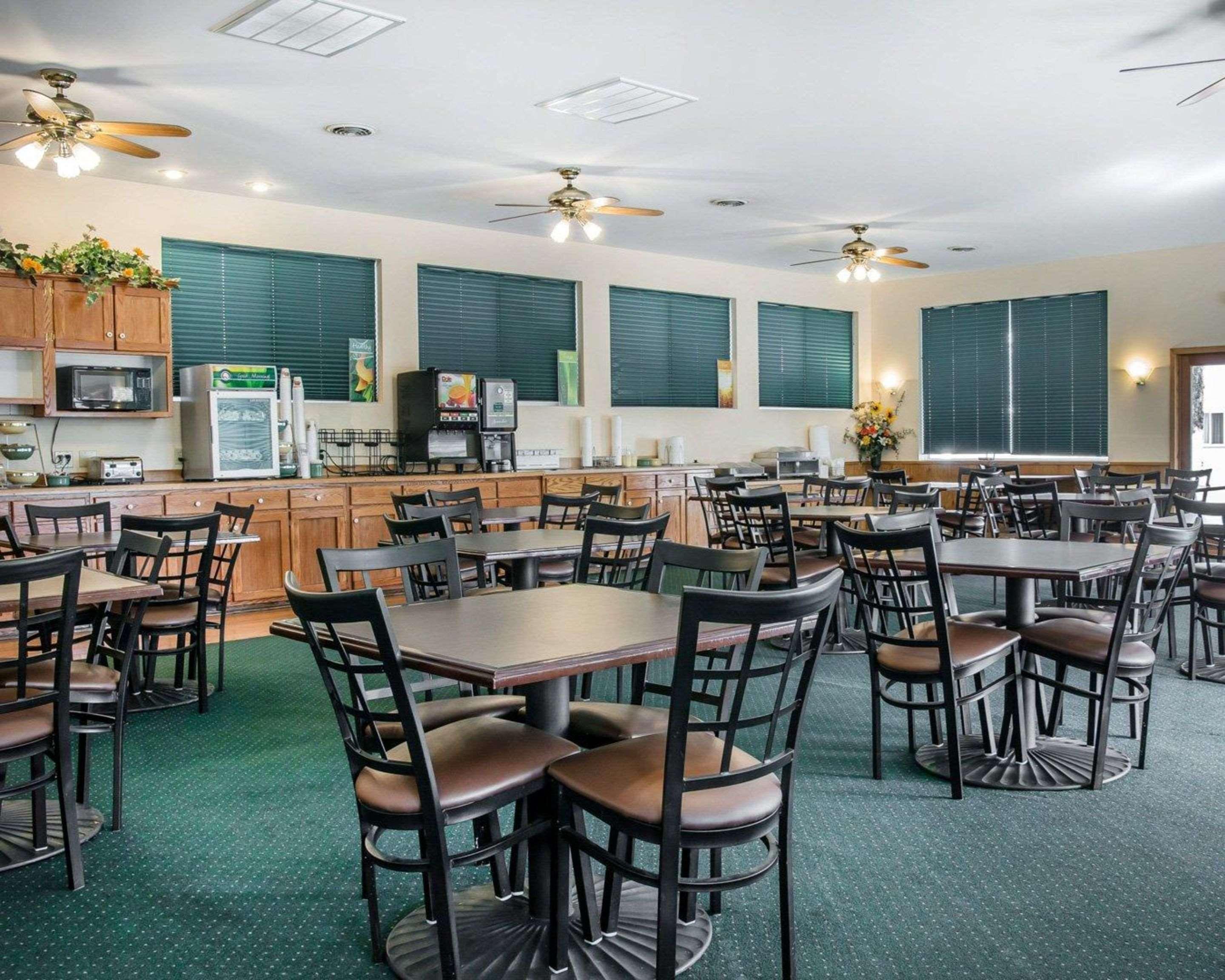 Quality Inn & Suites Mackinaw City Beachfront Exterior foto