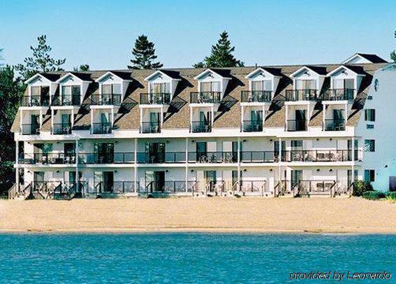 Quality Inn & Suites Mackinaw City Beachfront Exterior foto