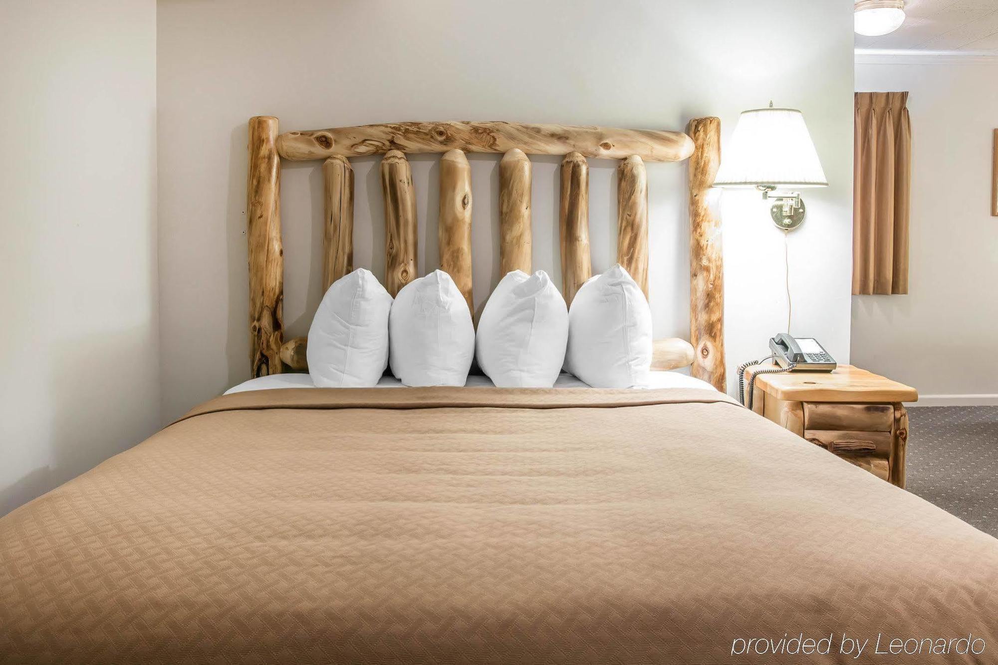Quality Inn & Suites Mackinaw City Beachfront Exterior foto